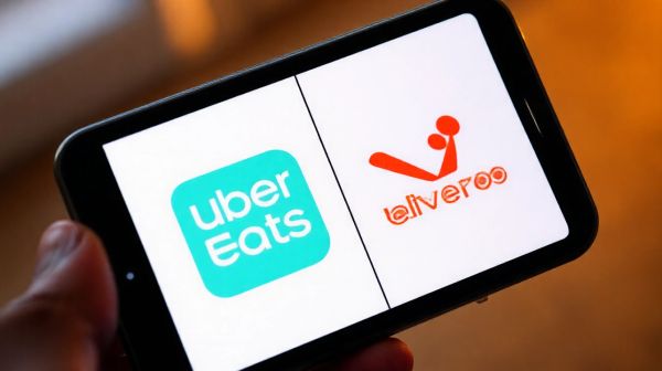 Guide essentiel : choisir entre Uber Eats et Deliveroo